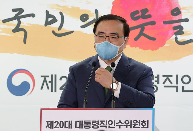 김성한 대통령실 국가안보실장 내정자가 1일 서울 종로구 통의동 대통령직인수위원회 기자회견장에서 국가안보실 인선 발표를 하고 있다. 2022.5.1  인수위사진기자단