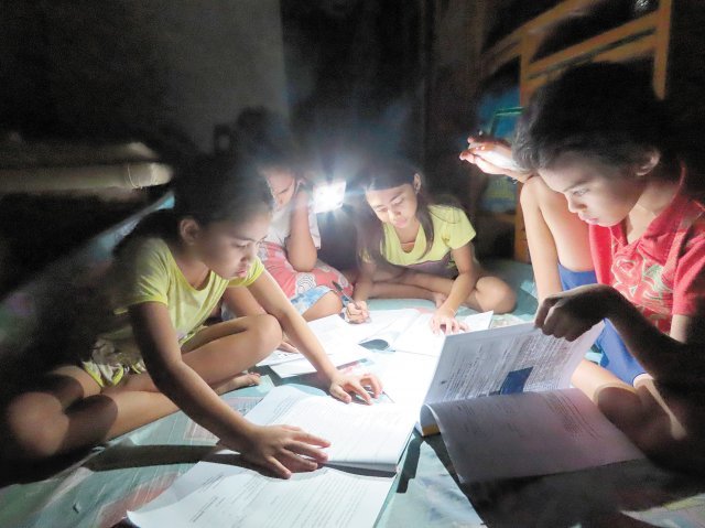 후원자로부터 전달받은 태양광랜턴으로 공부 중인 필리핀 세부 아동들. 밀알복지재단 제공