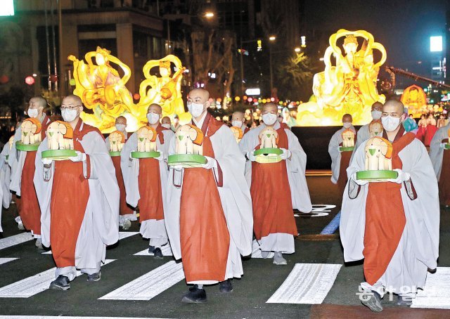 서울 종로구 일대에서 지난달 30일 열린 연등행렬에서 스님들이 불교의 진리를 상징하는 코끼리 모형의 조명을 들고 행진하고 있다. 안철민 기자 acm08@donga.com