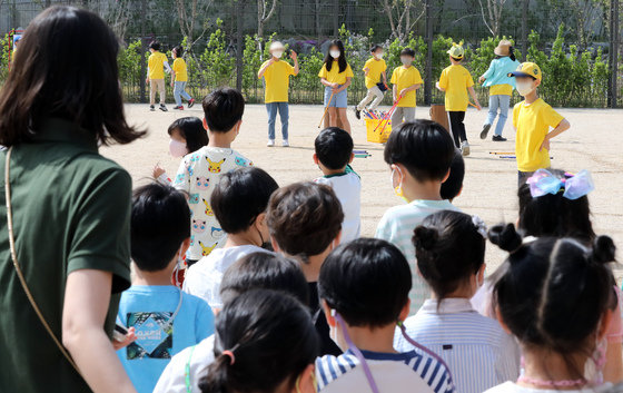지난달 28일 서울 강동구 강빛초등학교에서 학생들이 야외 활동 수업을 하고 있다. 2022.4.28/뉴스1
