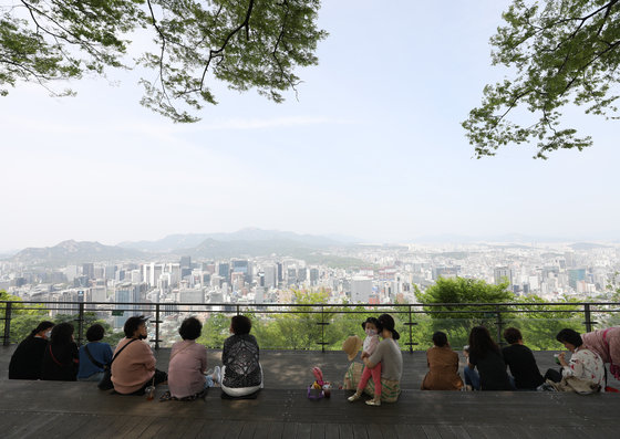 서울 낮 최고기온이 29도까지 올라가며 초여름 날씨를 선보인 26일 오후 서울 남산에서 시민들이 휴식을 즐기고 있다. 2022.4.26 뉴스1