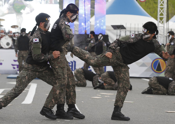 특공무술을 선보이는 육군 2신속 대응사단 소속 203여단 장병들. (사진은 기사 내용과 무관함) © News1