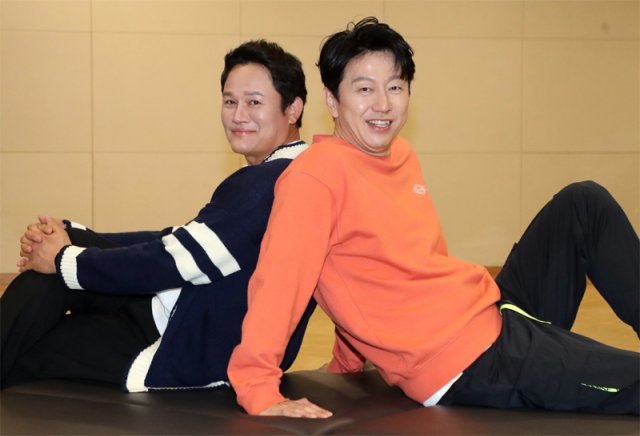 4월 29일 오후 연극 ‘돌아온다‘에 출연하는 배우 김수로(오른쪽)와 강성진이 서울 서초구 예술의 전당 오페라하우스에서 함께 했다. 김동주 기자 zoo@donga.com