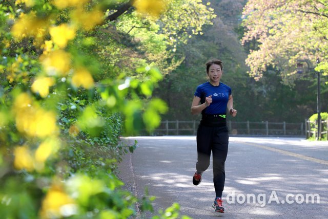 서울 남산 둘레길을 거의 매일같이 뛰는 정진선씨. 집에서 가까운 곳에서 달리는 게 최선의 운동법이라고 강조한다. 이훈구 기자 ufo@donga.com