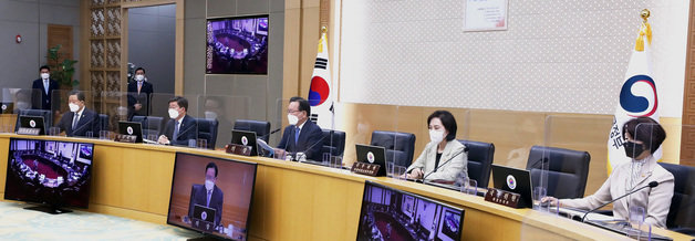 김부겸 국무총리가 지난달 26일 오전 정부세종청사에서 열린 국무회의에서 모두 발언을 하고 있다. © News1