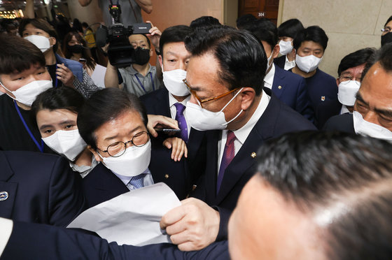 박병석 국회의장이 30일 오후 서울 여의도 국회에서 열린 제396회 국회(임시회) 제1차 본회의에 참석하는 도중 정진석 부의장의 항의를 받고 있다. (공동취재) 2022.4.30/뉴스1