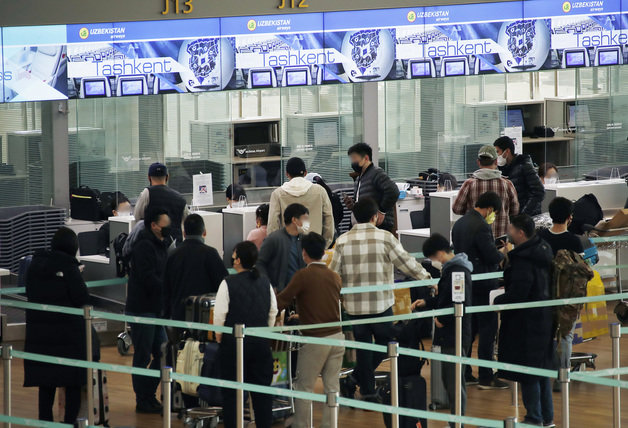 지난 3월 인천국제공항 1터미널 출국장에서 이용객들이 수속을 밟고 있는 모습. 2022.3.21/뉴스1