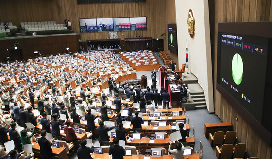 지난달 30일 오후 서울 여의도 국회에서 열린 제396회 국회(임시회) 제1차 본회의에서 ‘검수완박’ 법안의 한 축을 이루고 있는 검찰청법 일부개정법률안(대안)에 대한 수정안이 가결되고 있다. 2022.4.30 사진공동취재단