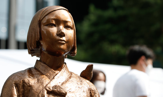 서울 종로구 구 일본대사관 앞에 소녀상이 자리를 지키고 있다. 2021.8.14/뉴스1