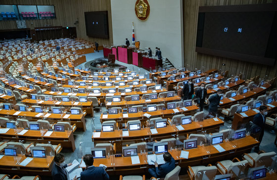 국민의힘 의원들이 1일 서울 여의도 국회에서 열린 제396회 국회(임시회) 제1차 본회의가 산회된 후 회의장을 나서고 있다. 2022.5.1/뉴스1 © News1