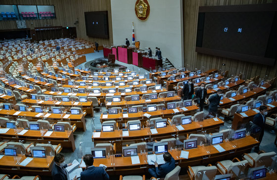국민의힘 의원들이 1일 서울 여의도 국회에서 열린 제396회 국회(임시회) 제1차 본회의가 산회된 후 회의장을 나서고 있다. 뉴스1