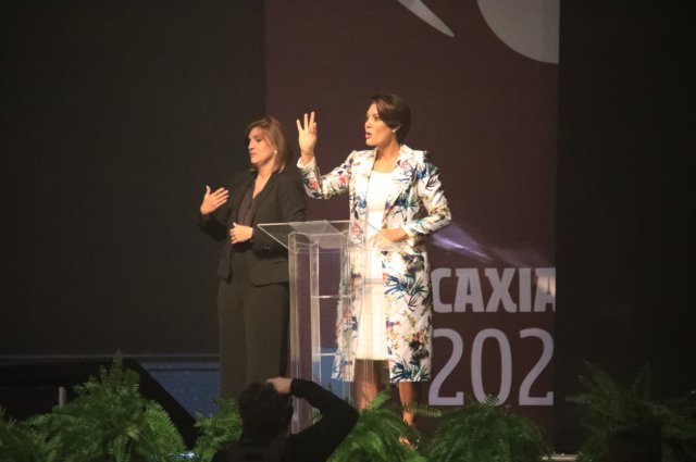 수어로 개회 연설을 하고 있는 미셸 보우소나루 브라질 대통령 부인(오른쪽). 한국농아인스포츠연맹 제공