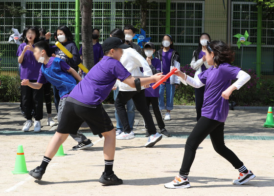 2일 오전 서울 서대문구 금화초등학교에서 열린 체육대회에서 학생들이 마스크를 벗고 계주를 하고 있다. 2022.5.2/뉴스1