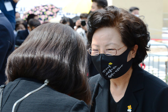 23일 오전 경남 봉하마을 대통령 묘역에서 엄수된 故 노무현 전 대통령 서거 12주기 추도식에서 권양숙 여사가 발열 체크를 하고 있다. 2021.5.23/뉴스1