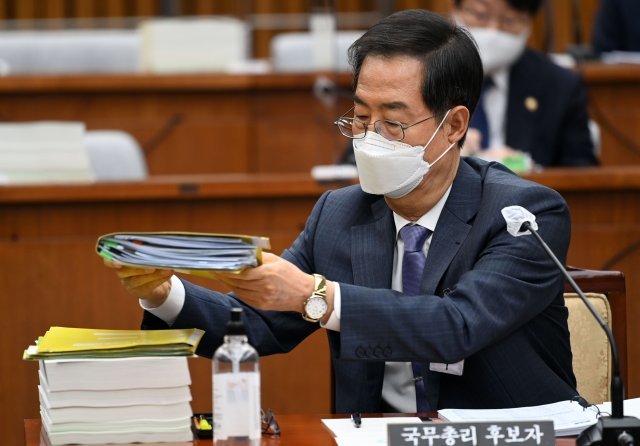 한덕수 국무총리 후보자가 2일 서울 여의도 국회에서 열린 인사청문회에서 자료를 살피고 있다. 2022.5.2 사진공동취재단