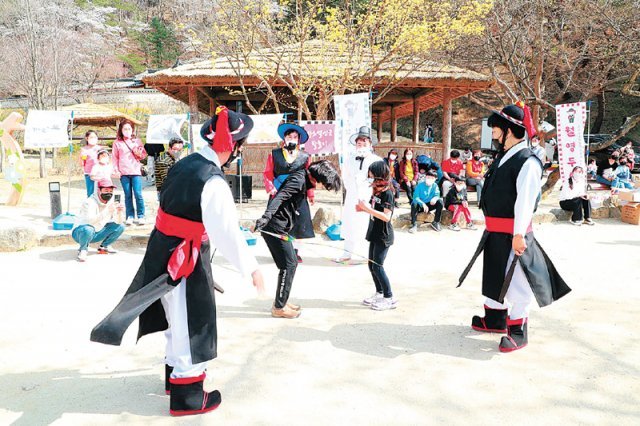 최근 경북 안동시 상아동 월영교 개목나루를 찾은 관광객들이 ‘월영두시’ 프로그램에 참여하고 있다. 이 행사는 가정의 달인 이달 매주 토요일 오후 2시에 열린다. 안동시 제공