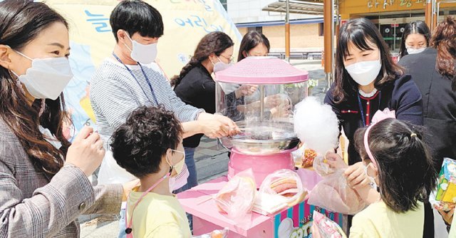 충북도특수교육원 직원들이 2일 교육원을 찾은 어린이들에게 직접 만든 솜사탕과 튀김과자를 나눠주고 있다. 교육원은 4일까지 행사를 진행한다. 충북도교육청 제공