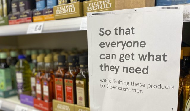 지난달 23일 영국 애슈퍼드의 슈퍼마켓 내 식용유가 진열된 선반에 1인당 구매를 3개로 제한한다는 안내문이 붙어 있다. 애슈퍼드=AP 뉴시스