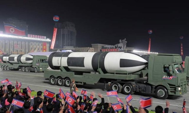 북한이 지난달 25일 평양 김일성광장에서 개최한 조선인민혁명군 창건 90주년 열병식에 신형 잠수함발사탄도미사일(SLBM)이 등장하고 있다. 사진 출처 노동신문