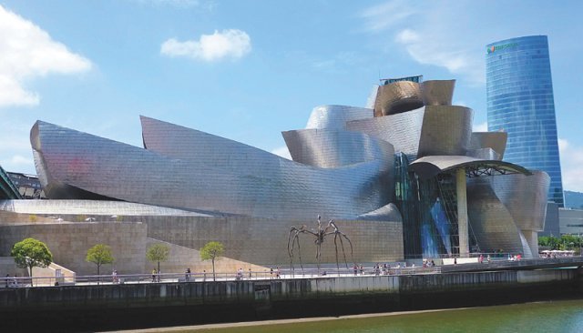 캐나다 태생 표현주의 건축가 프랭크 게리가 1997년 설계한 스페인 빌바오의 구겐하임 미술관. 곡선과 사선, 조형을 자유롭게 활용한 이 건축물이 지역 랜드마크가 되면서 빌바오는 관광도시로 거듭나게 됐다. 사진 출처 위키피디아