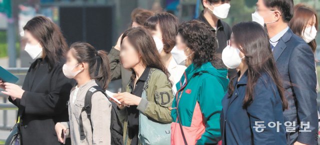 실외 노 마스크 첫날… 시민들 “아직은 불안” 2일 서울 종로구 세종대로 사거리에서 마스크를 쓴 행인들 사이에 한 
시민이 마스크를 벗어 손에 든 채 길을 건너고 있다. 방역당국은 2020년 10월 13일부터 시행한 실외 마스크 의무 착용 조치를
 566일 만인 이날부터 해제했다. 그러나 거리에 나선 시민 상당수는 여전히 실외에서도 마스크를 착용한 모습이었다. 전영한 기자 
scoopjyh@donga.com