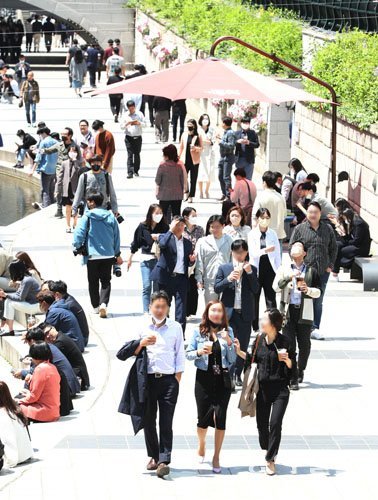 야외에서 마스크 착용 의무 해체 첫 날인 2일 점심시간을 이용해 서울 종로구 청계천변을 찾은 직장인들이 마스크를 쓰지 않고 산책을 하고 있다. 신원건 기자 laputa@donga.com