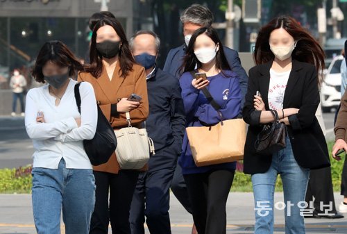 야외 마스크 해제 첫날인 2일 서울 광화문 사거리에서 코로나19의 불안감으로 직장인들은 여전히 마스크를 쓰고 출근하고 있다. 전영한 기자 scoopjyh@donga.com