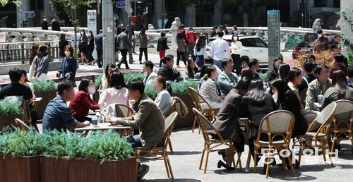 야외에서 마스크 착용 의무 해체 첫 날인 2일 점심시간을 이용해 서울 종로구 청계천변 노천 카페를 찾은 직장인들이 삼삼오오 모여 이야기를 나누고 있다. 신원건 기자 laputa@donga.com