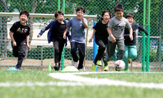 2일 대전 둔산초등학교에서 학생들이 마스크를 벗고 축구를 하고 있다. 이날부터 실외 마스크 의무 해제에 따라 학급 단위 실외 체육수업에서는 마스크를 벗어도 된다. 2022.5.2/뉴스1