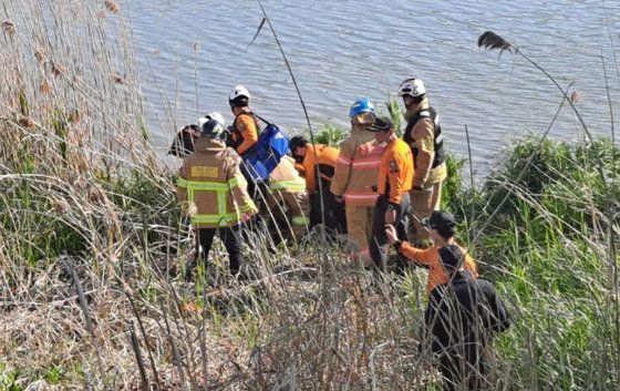 3일 오후 4시쯤 전남 나주시 다시면 죽산리에서 2명이 탑승한 레저용 경비행기가 추락해 소방당국이 피해 현장을 수습하고 있다.(나주소방서 제공) 2022.5.3/뉴스1
