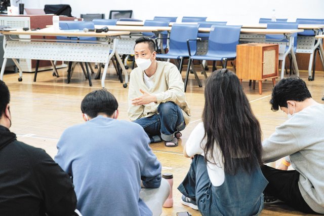 연극 ‘기후비상사태: 리허설’의 전윤환 연출가와 배우들이 서울 용산구 국립극단에서 연습하고 있다. 국립극단 제공