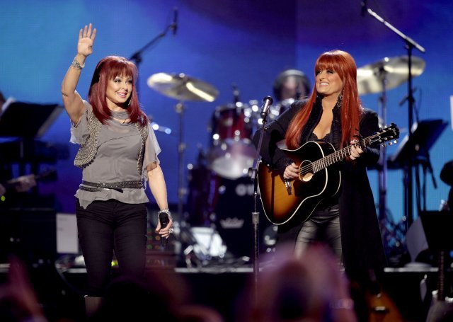 2011년 4월 미국 서부 네바다주 라스베이거스에서 열린 컨트리 음악 콘서트에서 나오미 저드(왼쪽)와 딸 와이노나가 공연을 하고 있다. 라스베이거스=AP 뉴시스