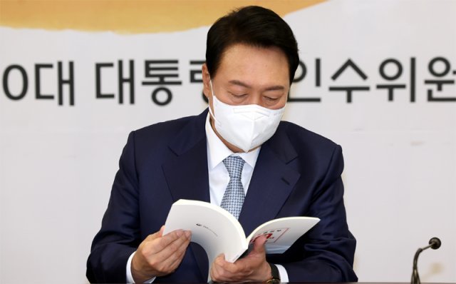 윤석열 20대 대통령 당선인이 3일 오전 서울 종로구 삼청동 대통령직인수위원회에서 열린 전체 회의에서  인수위가 준비한 110대 국정과제 자료를 살피고 있다.  2022.5.3 인수위사진기자단