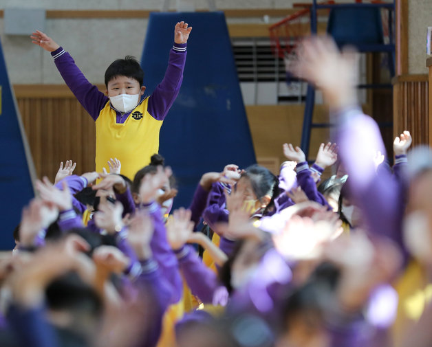 부산시 해운대구 강동초등학교에서 지난 3일 열린 운동회에서 1학년 학생들 환호 하고 있다. /뉴스1