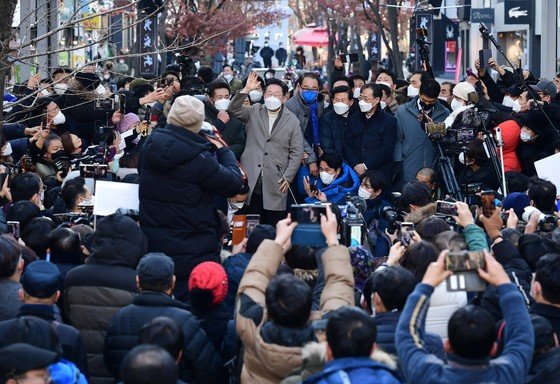 이재명 민주당 상임고문이 지난 1월14일 대선 과정에서 부평 문화의거리를 찾아 인사하고 있다. 2022.1.14/뉴스1 © News1