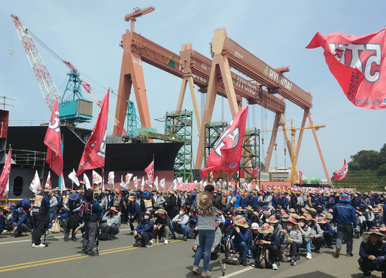 전국금속노조 현대중공업지부 조합원들이 지난 4월27일 현대중공업 울산 본사에서 파업집회를 하고 있다. 현대중공업 노조 제공