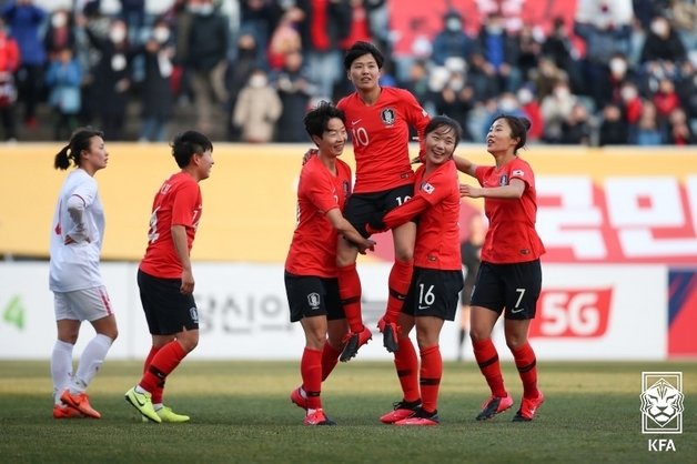 한국 여자 축구의 간판 지소연(가운데). 대한축구협회 제공