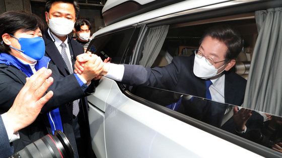 대선에서 패배한 이재명 더불어민주당 후보가 10일 오후 서울 여의도 중앙당사에서 열린 선대위 해단식을 마친 뒤 인사하며 떠나고 있다. 2022.3.10/뉴스1 © News1