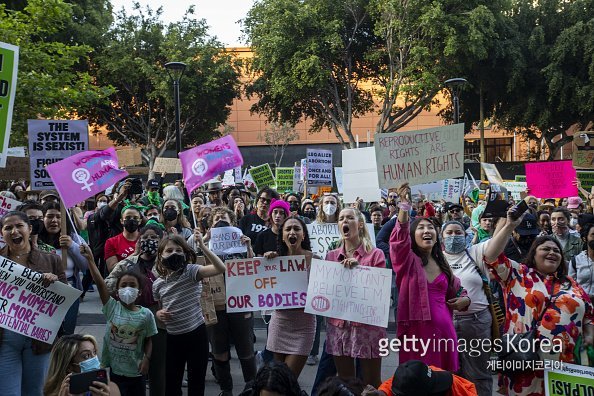 낙태 권리를 주장하는 시위자들이 3일 미국 캘리포니아 주 로스엔젤레스의 한 법원 앞에서 시위를 하고 있다. 사진제공=게티이미지코리아