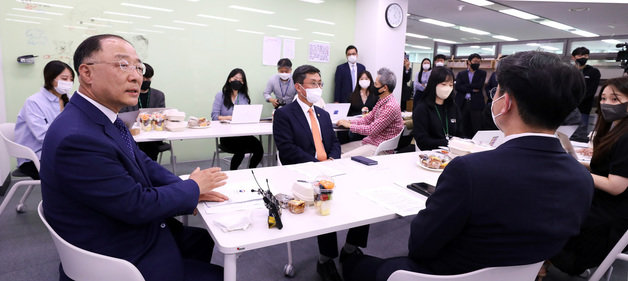 홍남기 경제부총리 겸 기획재정부 장관이 4일 오후 정부세종청사에서 이임 기자간담회를 열고 37년간의 공직생활에 대한 소회를 밝히고 있다. 2022.5.4/뉴스1