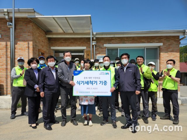 박태선 농협중앙회 조합감사위원장(앞줄 오른쪽에서 두번째)을 비롯한 임직원들이 4일 자매마을인 충북 제천시 백운면 가정마을을 찾아 상호 우호를 증진하기 위해 식기세척기를 증정하고, 고추모종 심기 등 농촌일손돕기에 참여했다. 농협 제공