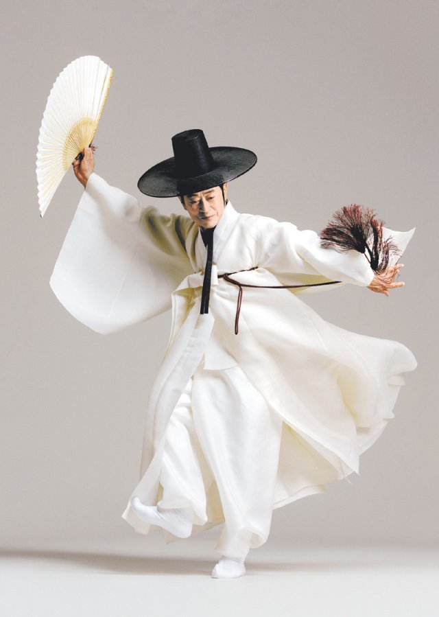 월륜 조흥동 씨가 오른손에 부채를 들고 한국 전통무용 ‘한량무’를 추고 있다. 댄스포럼 제공 ⓒBAKi