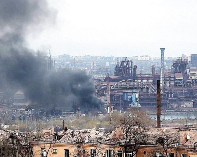 우크라이나 군인들과 민간인들이 갇혀 있는 마리우폴의 아조우스탈 제철소에 대해 러시아군이 3일 공격을 재개했다. 제철소 위로 연기가 피어오르고 있다. 마리우폴=AP 뉴시스