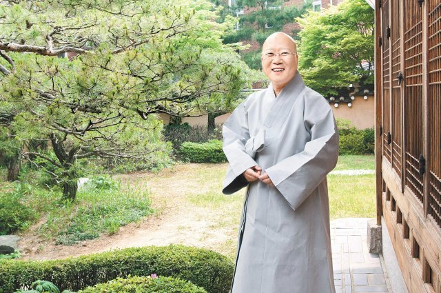 도심포교의 선구자로 전통 간화선의 세계화를 위해 심혈을 기울이고 있는 안국선원장 수불 스님. 안국선원 제공