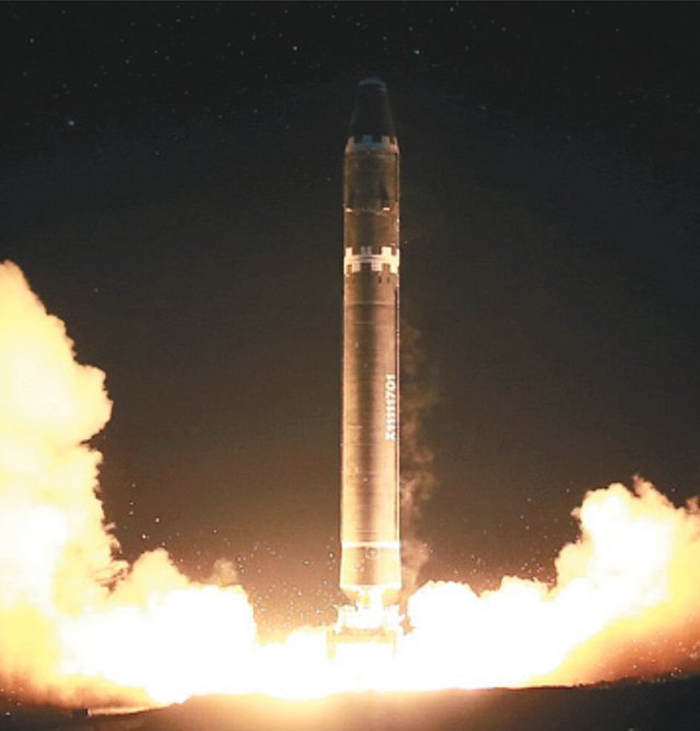 북한이 2017년 11월 발사 당시 공개한 대륙간탄도미사일(ICBM) 화성-15형 사진. 뉴시스