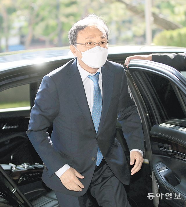 4일 오전 유남석 헌법재판소장이 서울 종로구 헌법재판소로 출근하고 있다. 전날 국무회의에서 의결된 ‘검수완박’ 법안에 대해 검찰은 헌재 권한쟁의심판 청구를 예고한 상태다. 장승윤 기자 tomato99@donga.com