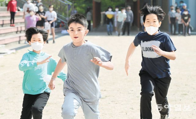 지난해 8월 아프가니스탄을 탈출해 한국에 정착한 아프간 특별기여자 자녀들이 한국 학교에 다닌 지 두 
달이 지났다. 아프가니스탄에서 5400km가량 떨어진 머나먼 곳으로 온 아이들은 한국어를 배우고 친구들과 어울리며 건강하게 
자라나고 있다. 3일 경기 고양시 A초교에서 열린 운동회에서 무스타파 군(가운데)이 달리기 경기에서 가장 먼저 결승선으로 들어오고
 있다. 고양=김재명 기자 base@donga.com