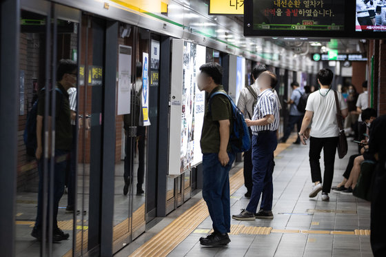 지하철 승강장에서 열차를 기다리는 시민들. 뉴스1
