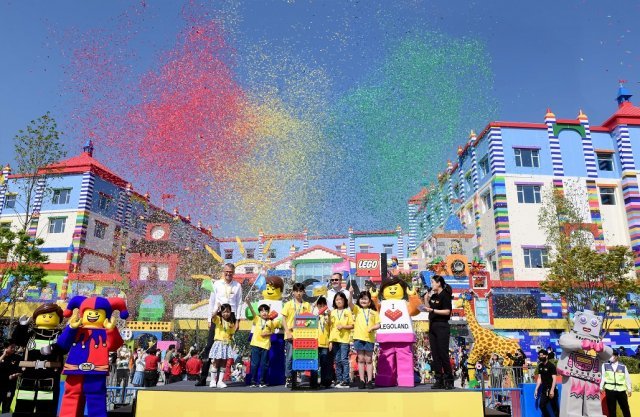 강원 춘천시 하중도에 조성된 글로벌 테마파크 ‘레고랜드 코리아 리조트’가 5일 기념행사를 열고 공식 개장했다.
