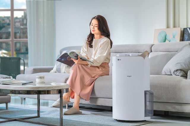 LG전자가 새롭게 출시한 휘센 듀얼 인버터 제습기는 자외선 살균 기능을 탑재한 것이 특징이다. LG전자 제공